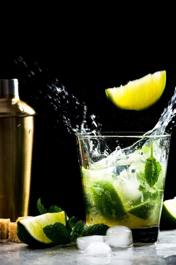 Quels équipements de base sont nécessaires pour préparer des cocktails dans un bar ?